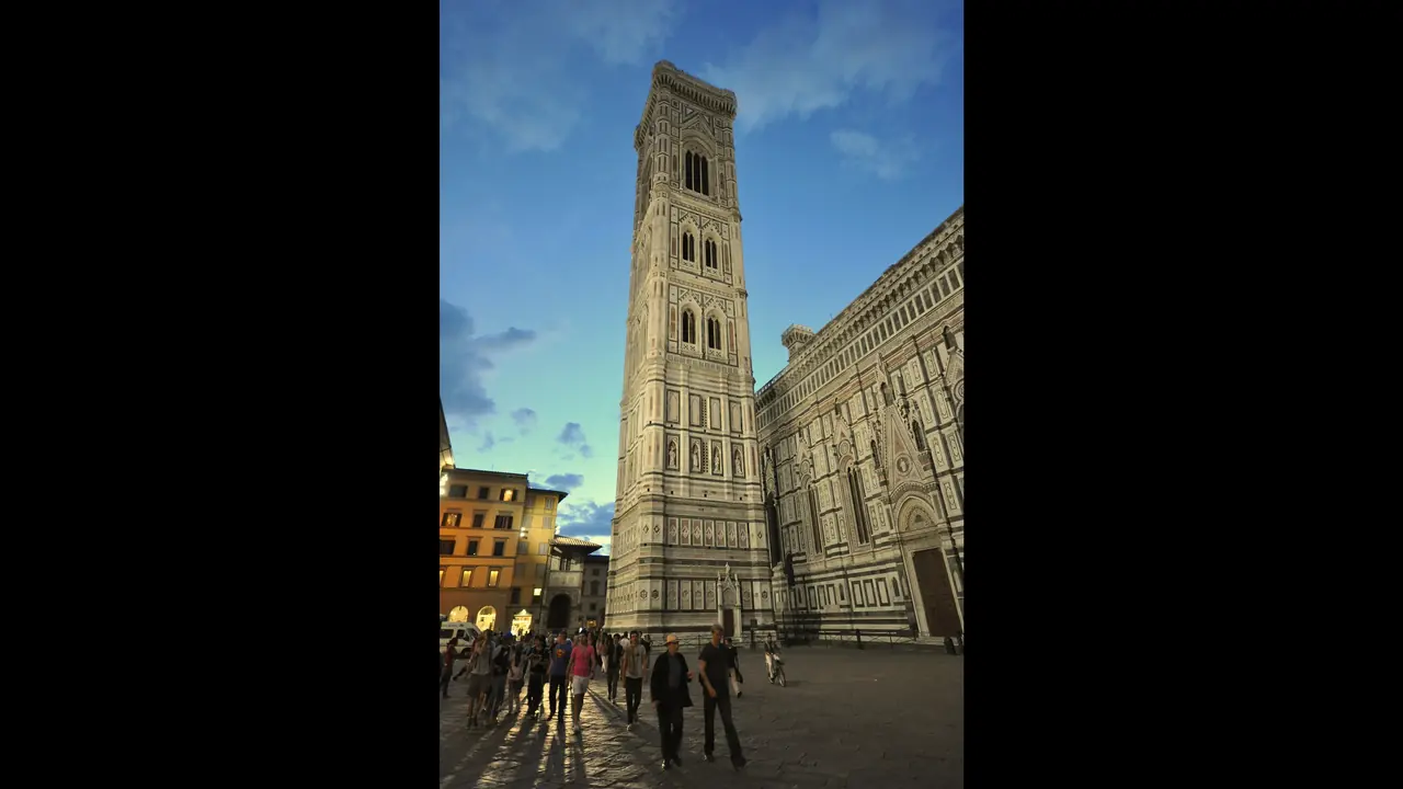 Campanile di Giotto in marmo policromo visto dal basso in Piazza del Duomo
